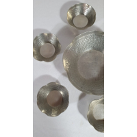 Indonesisch gehamerd tinnen pindastel, gemerkt. 